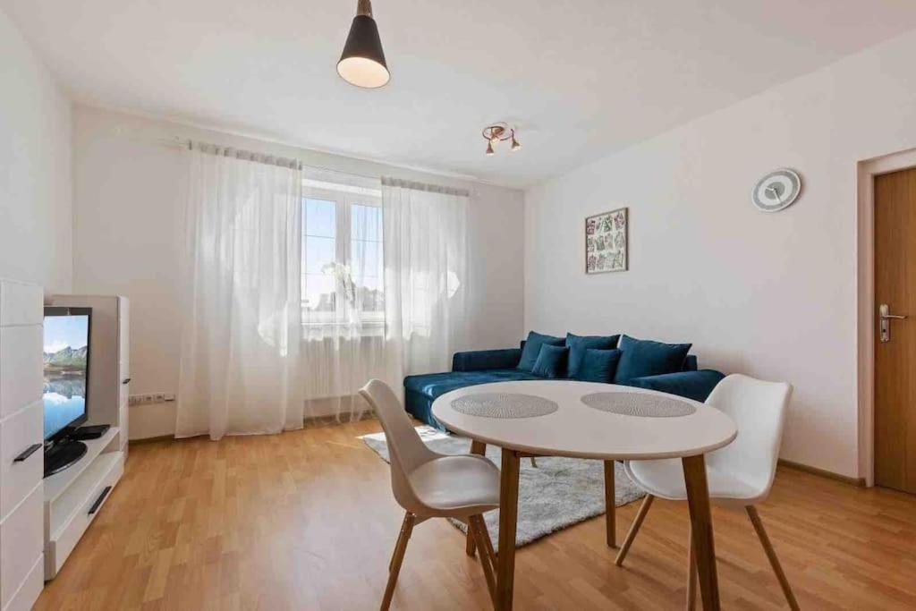 Modern & Cozy Apartment Near Hockey & Football Arena Bratislava Bagian luar foto