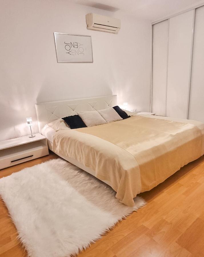 Modern & Cozy Apartment Near Hockey & Football Arena Bratislava Bagian luar foto
